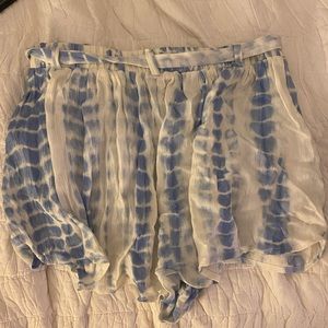 flowy tie-dye summer shorts
very breathable and comfortable